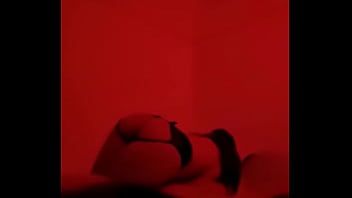 Riproduci Milf cinese britannica con culo grasso fa un massaggio sexy nudo e una sega bagnata