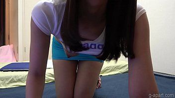再生 ダウンブラウスで部屋を掃除する巨乳日本人美女ミュウ