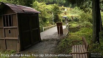 Putar Wanita tersesat dalam hubungan seks di hutan dengan dua pria