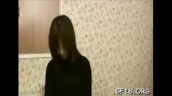 Jouer Une femme de chambre brune lascive joue avec un outil sexuel