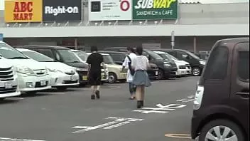 再生 ショッピングセンターの駐車場でチンポで遊ぶ