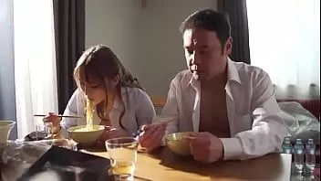 تشغيل البنات اليابانيات مع الأب يفعلون ذلك دون الاستسلام