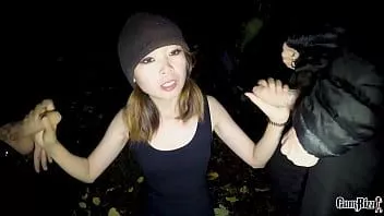 play Adolescentă asiatică își termină rapid blowbang-ul public înainte de orar