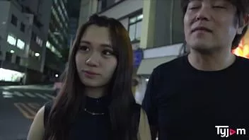 play Aiko japonais coquin fait un trio avec son petit ami