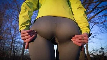 Abspielen Japanisches Teenie zeigt ihren Pfotenarsch in engen Leggings im Freien