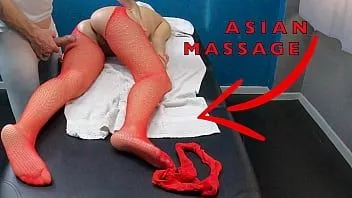 Reproduzir Hot asian milf veio para uma massagem com meia-calça sexy para seduzir e provocar o massagista!