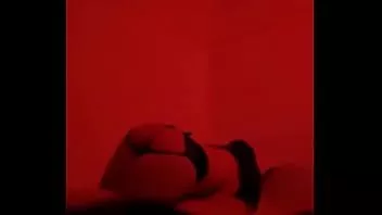 Jouer Une milf chinoise britannique avec un gros cul donne un massage nu sexy et une branlette humide