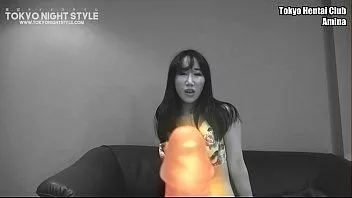 Reproduzir Menina japonesa leva um vibrador no fundo da buceta