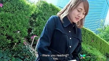 play La sexy casalinga trentenne del giappone, rena horikawa, arriva per filmare il primo video per adulti senza censura, senza mosaico