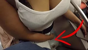 Jouer Une milf blonde inconnue aux gros seins a commencé à toucher ma bite dans le métro ! ça s'appelle du sexe habillé ?