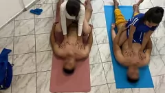 Reproduzir Morena Chewy-Ass MILF concorda com serviço extra por dinheiro durante a massagem do casal