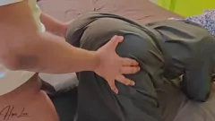 تشغيل متعرج اللاتينا جبهة مورو يحصل على أسلوب هزلي خشن من قبل الديك الأسود الكبير