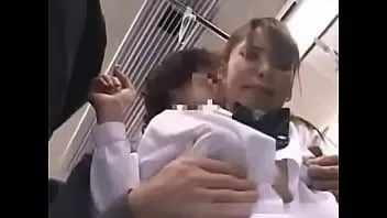 Jouer Écolière timide pelotée et agressée dans le train