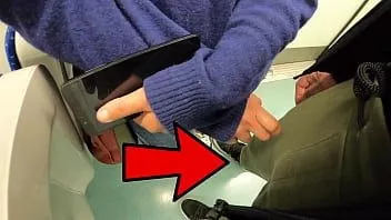 Riproduci Donna sconosciuta tocca il mio cazzo in metropolitana